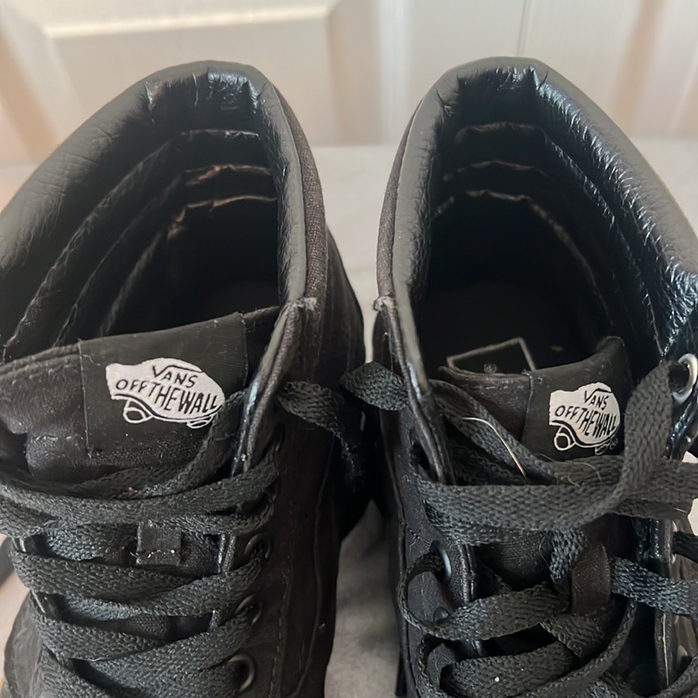 Vans Men's Size 6. Black High-Top Sneakers with Gum Sole - Picture 2 of 7